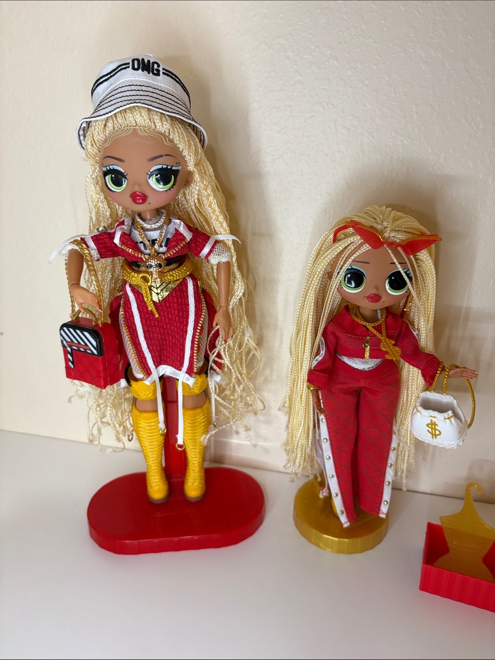 Set of. 2 L.O.L. SWAG Surprise Fierce Fashions Dolls in Red and Gold Outfits - Picture 5 of 14